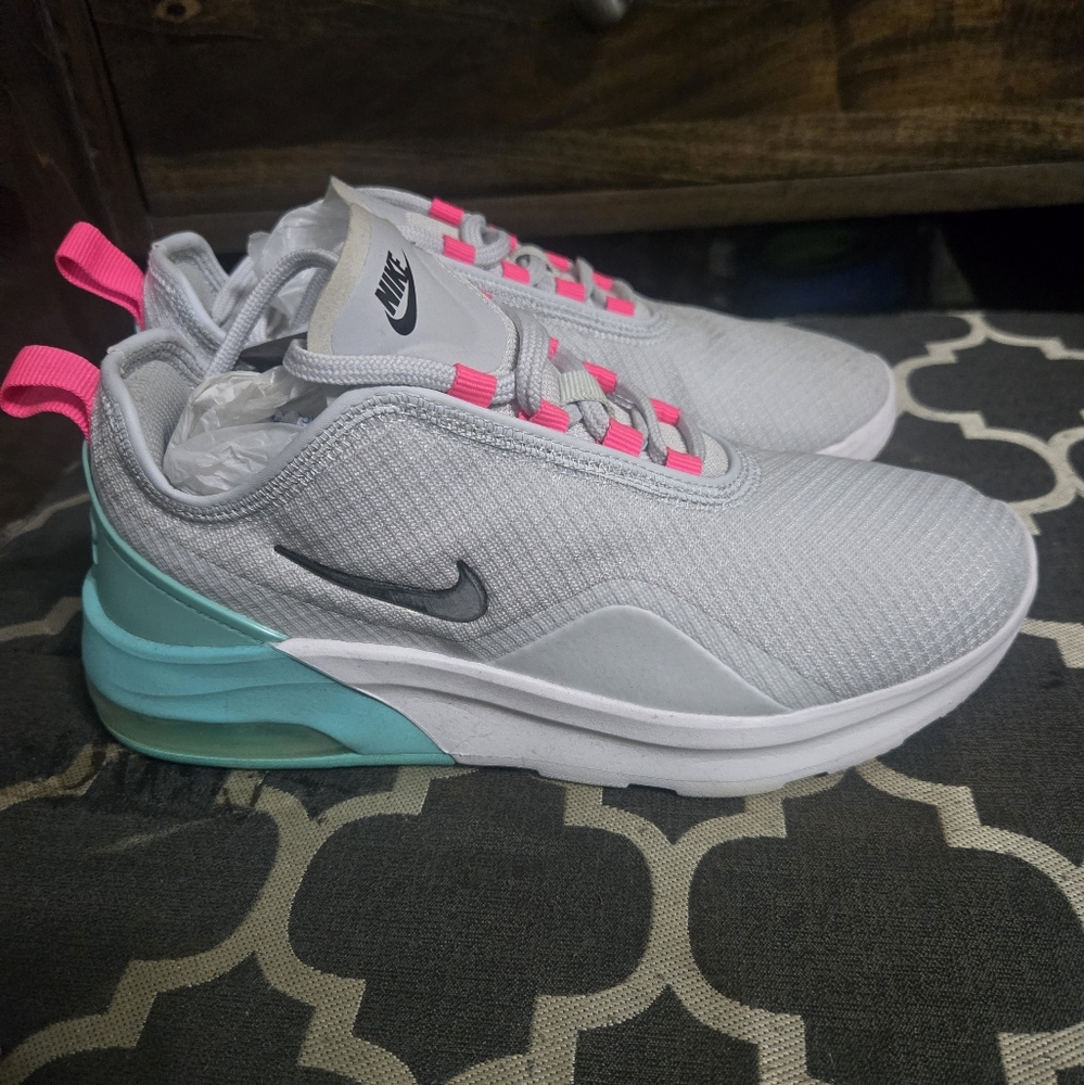 Like New Women's Nike Air Max Motion 2